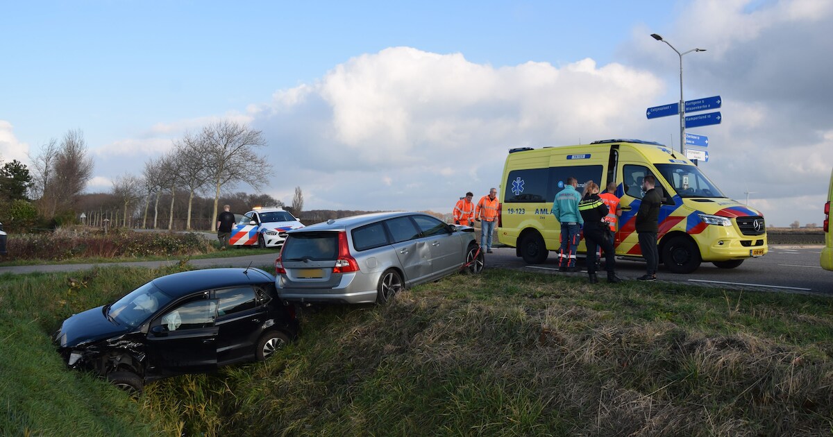 Auto rolt geul in na botsing in Colijnsplaat, één gewonde