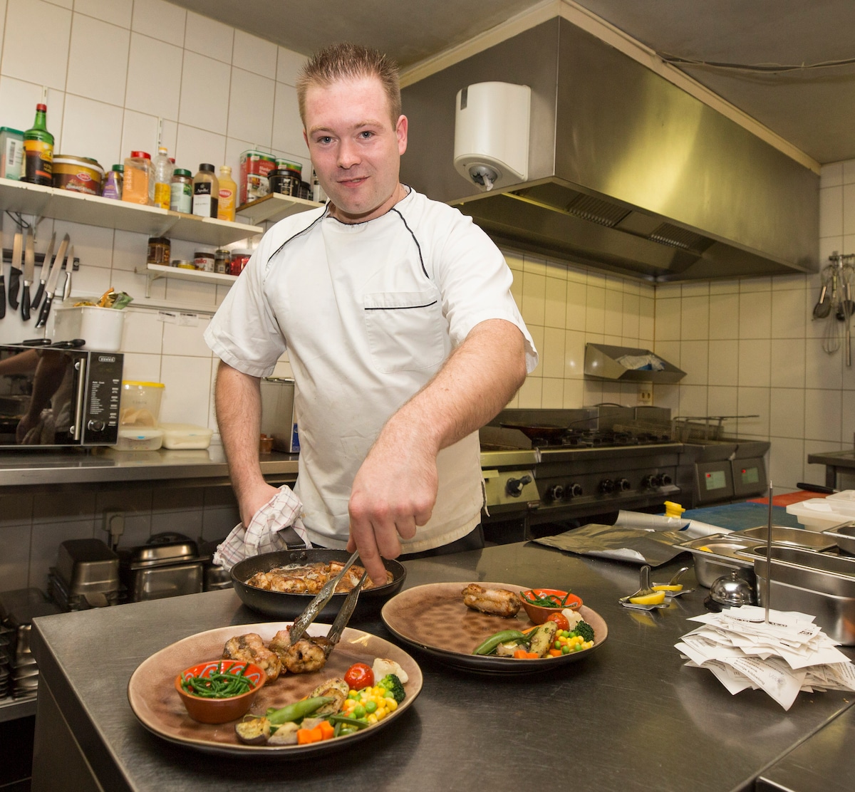 Kok Mischa Michels maakt het bord met paling op.