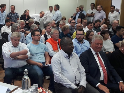 Een massa volk kwam maandagavond naar het suikerlab. Omwonenden spraken er hun zorgen uit. Ze vrezen overlast.