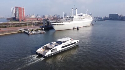 Dag touringcar, hallo RiverTender! Riviercruise-gasten varen voortaan van Dordrecht naar Kinderdijk