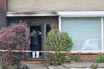 Mannen in bruidsjurken redden vrouw na explosie uit brandend
