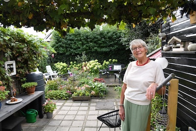In de fleurige tuin van Nelly (80) is haar overleden echtgenoot Piet nooit ver weg