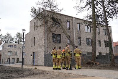 Boom waait tegen gevel in Rijen, brandweer kan door afstand niet alles verwijderen