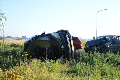Nieuwe weg in Oosterhout nog geen uur open of eerste ongeluk is al een feit: auto belandt op zijkant