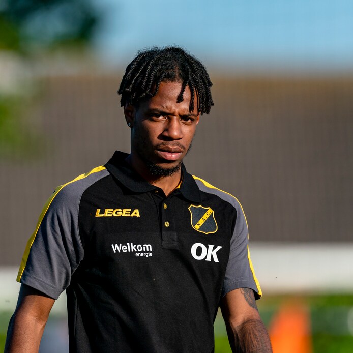Stagiair DJ Buffonge mag blijven van NAC en tekent tweejarig contract ...