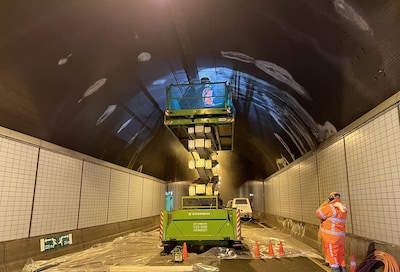 Geen borden, wel een plaatselijke versmalling na reparatie van de scheur in de Westerschedetunnel