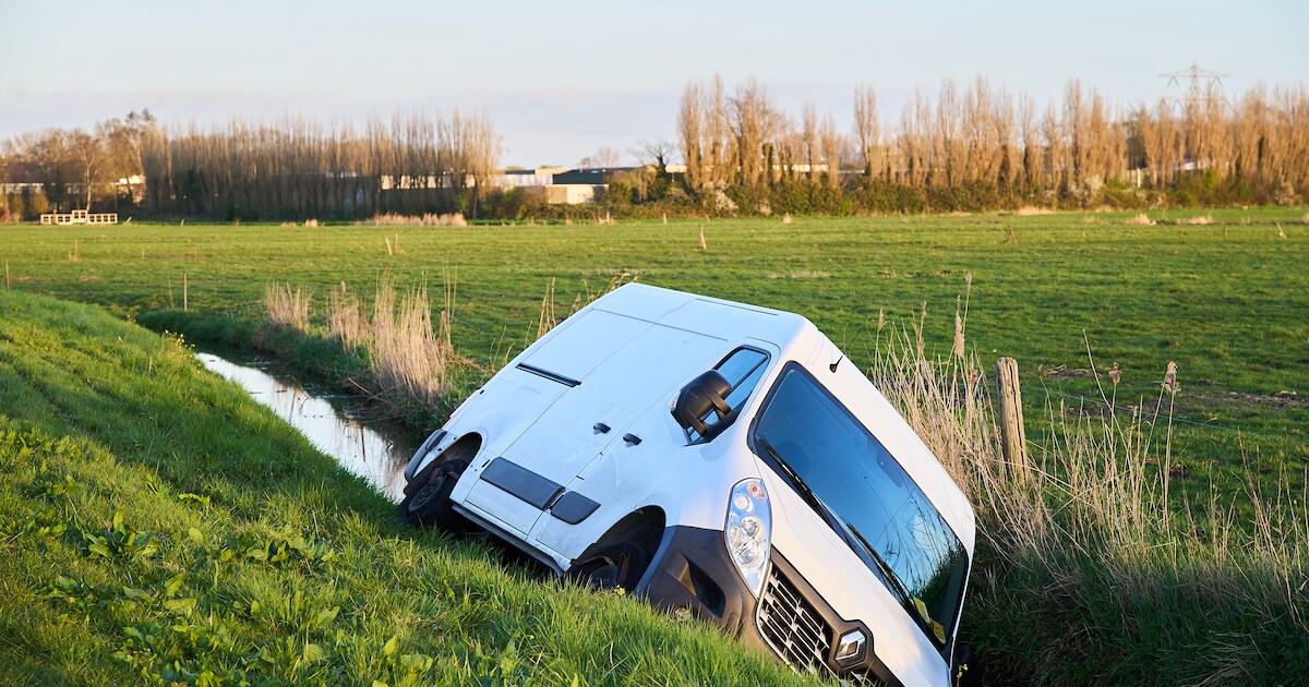 Natte postpakketten: bezorger belandt in sloot langs Welleweg in Heenvliet