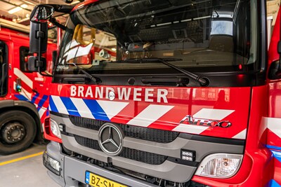 Brandweer informeert bezoekers op rommelmarkt Zuid-Beijerland