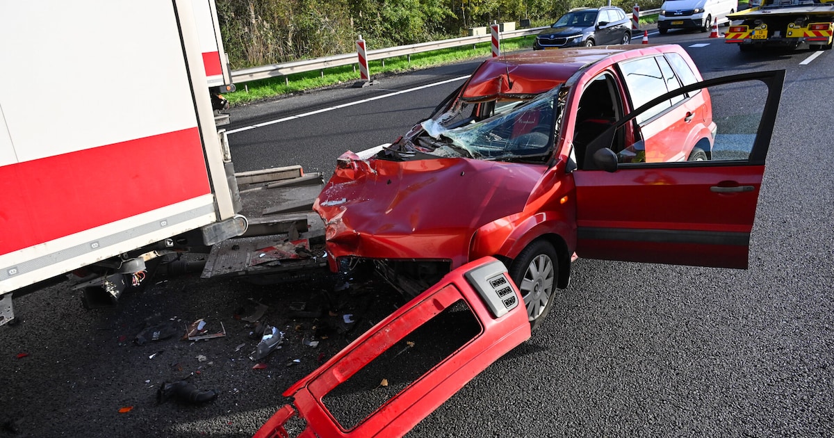 Auto botst op vrachtwagen op A16 bij grens, weg dicht tot in de namiddag