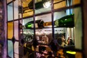 Een foto genomen door het raam bij de entreedeur van Wijnbar Pinot.