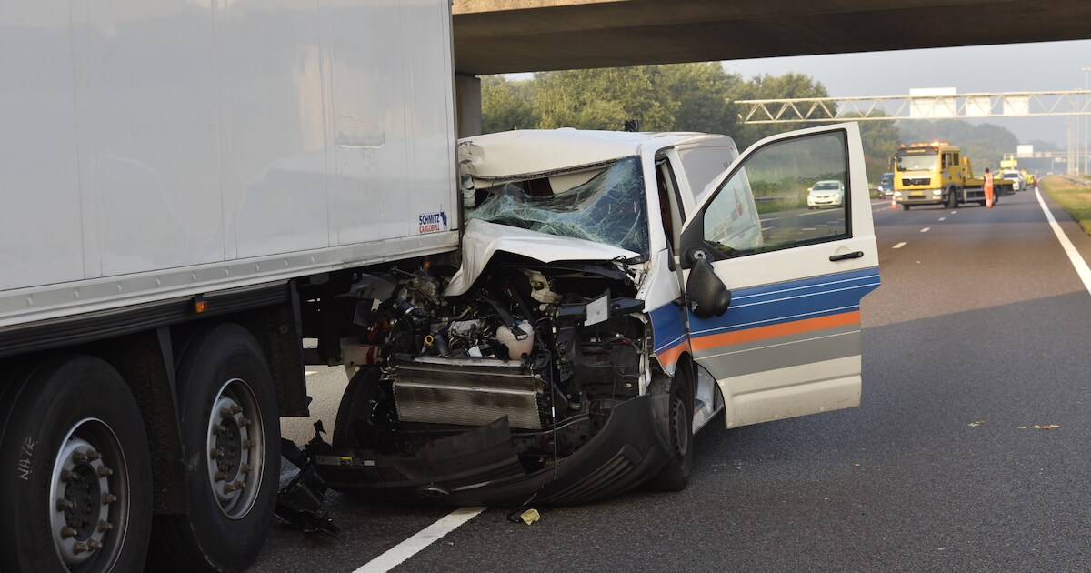 Bestuurder bestelbus rijdt achterop vrachtwagen op A58 bij Ulvenhout