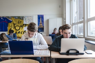 Verplichte laptop van bijna duizend euro zorgt voor ophef op Walcherse scholen: ‘Zelf werk ik op een