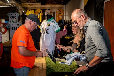 Degradatie naar de KKD ten spijt: ruim 20.000 supporters lopen straks in een nieuw NAC-shirt. ‘Ongek