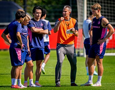 Waarom Robin van Persie zo blij is met Sem Steijn en Luciano Valente: ‘Frisse jongens, dat is zó belangrijk voor ons’