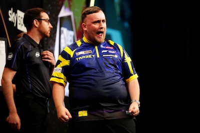 LIVE Premier League Darts | Luke Littler na zenuwslopende kraker naar finale Premier League: wie wordt zijn tegenstander?