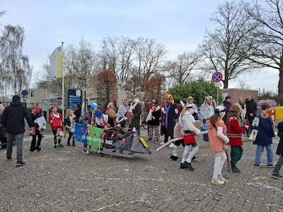 Meilust op z’n kop: zo trok de Vastenavendoptocht door de wijk in ’t Krabbegat