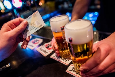 Driekwart van Zeeuwse alcoholverstrekkers trekt zich niets aan van regels rond verkoop aan jongeren