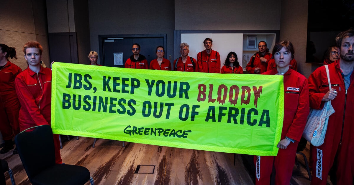 Activisten bestormen vergadering van vleesgigant met nepbloed bij hotel Schiphol, beleggers vluchten