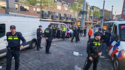 Vijf ‘enorm geschrokken’ mishandelde agenten inmiddels weer aan het werk: onrustige Koningsdag in Dordt
