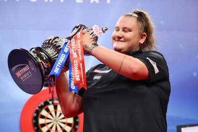 Beau Greaves is ‘one of a kind’ in het darts: ‘Ze doet dingen die door vrouwen nog nooit zijn gedaan’