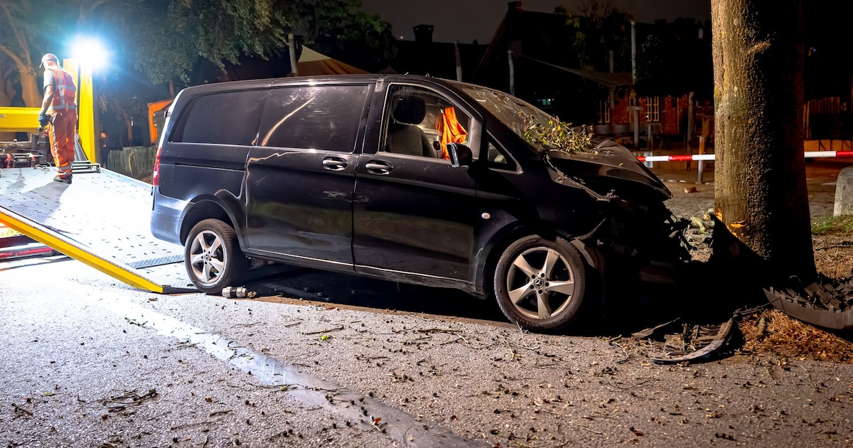 Auto botst tegen boom in buitengebied van Oosterhout, bestuurder vermoedelijk onder invloed van alco
