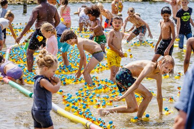 Duizenden badeendjes racen naar finish en kleuren de plas bij Nesselande geel