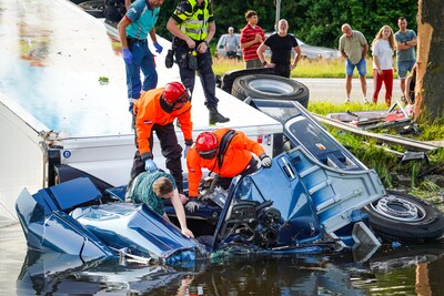 Als zijn cabine volloopt met water, weet Jeffrey genoeg en laat een foto van zijn vrouw zien