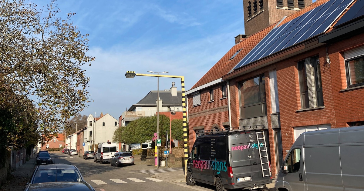 Bloembakken moeten hardrijders in Sint-Jansstraat in Essen vertragen