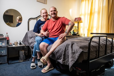 Oekraïens stel eindelijk herenigd in piepkleine kamer in Gorinchem: ‘Sparen nu voor de reis voor onze katten’