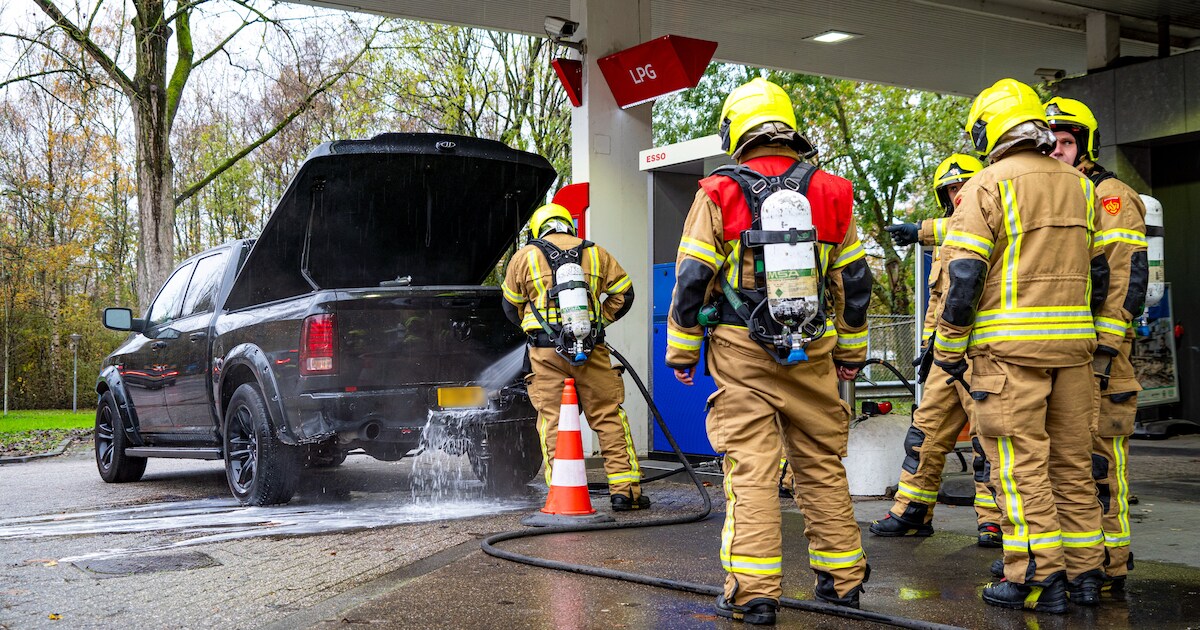 LPG tank van pick-up blijkt lek tijdens tanken aan de Molenlaan in Rotterdam