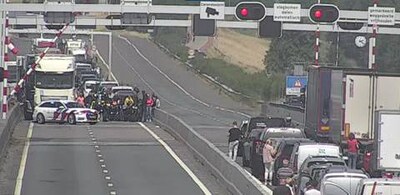 Haringvlietbrug weer open na afsluiting door kapotgereden slagboom