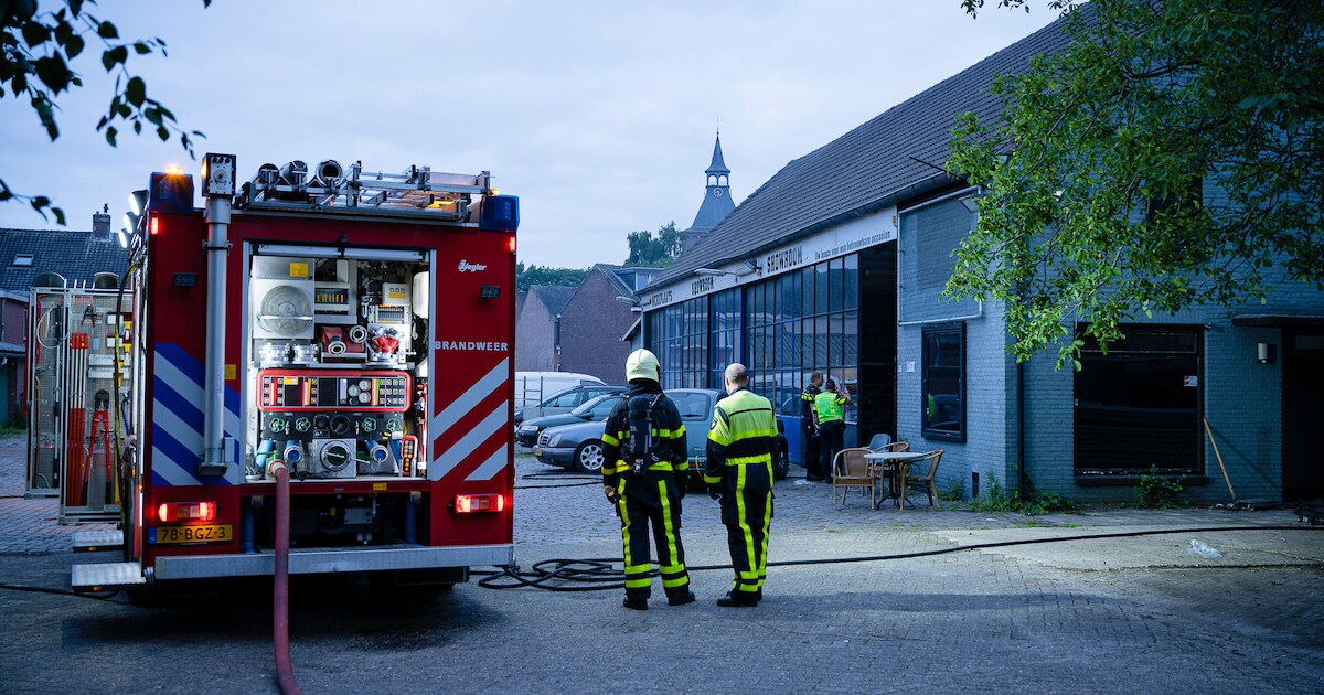 Brand in garagebedrijf Tilburg geblust, brandweerman gewond aan hand