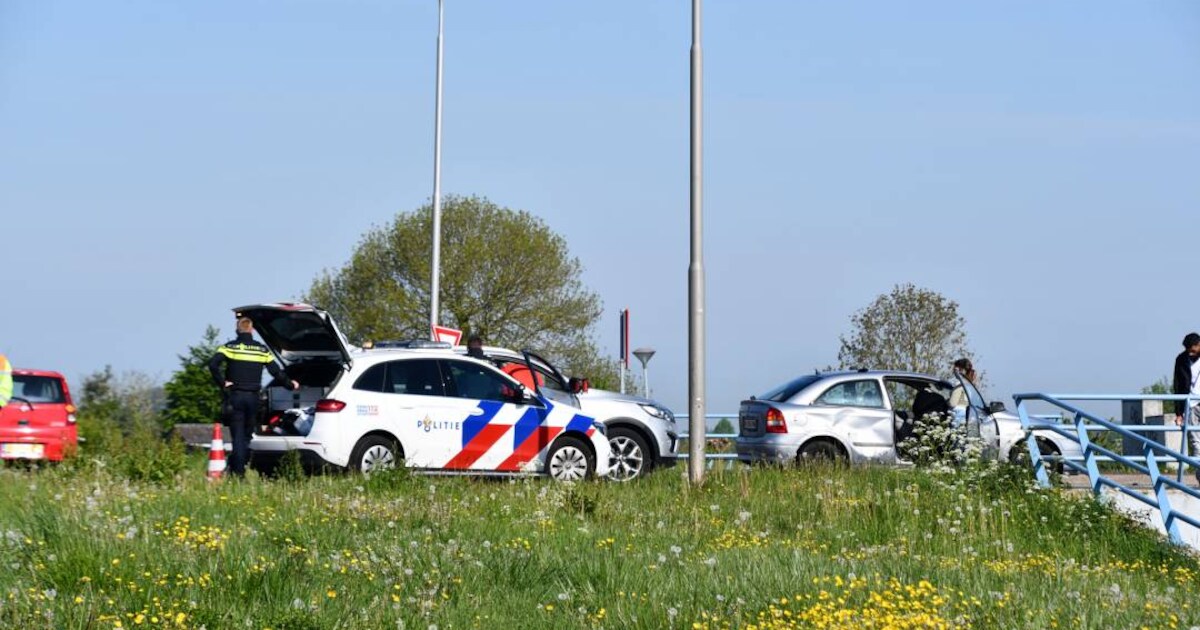 Auto's botsen op N253 in Oostburg | Sluis