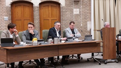 https://images.bndestem.nl/ZGM2ZDU5ZjM0NjkzNDRiMmFmOTAvZGlvLzI2Nzg5MDkzMS9maXQtd2lkdGgvNDAw/de-woensdrechtse-wethouders-arjan-buijsen-en-rainier-schuurbiers-3e-en-4e-van-links-lagen-flink-onder-vuur-in-het-debat-over-de-beukenhof-in-putte-links-van-hen-hun-collega-s-maikel-van-der-poel-en-thierry-de-heer