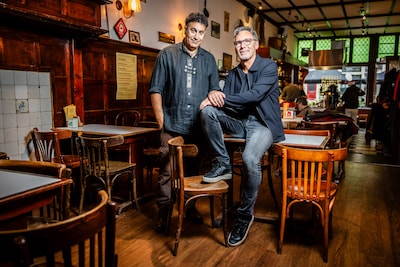 Walter en Mohammed brengen nieuwkomers samen op podium: ‘Juist nu is het belangrijk om ze te horen’