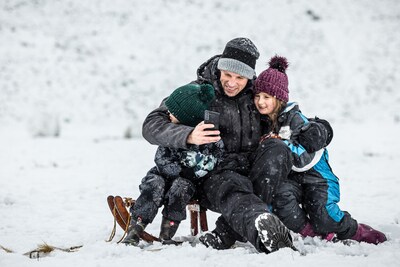 https://images.bndestem.nl/ZGNkNDg0ZDdjMzEzYzA5YWU3OWUvZGlvLzI2ODE5Nzc2MC9maXQtd2lkdGgvNDAw/2026-01-03-14-37-39-nuenen-sneeuwpret-bij-landgoed-de-gulbergen-in-nuenen-in-het-hele-land-geldt-code-geel-voor-gladheid-door-sneeuw-of-bevriezing-van-wegen-rob-engelaar-anp