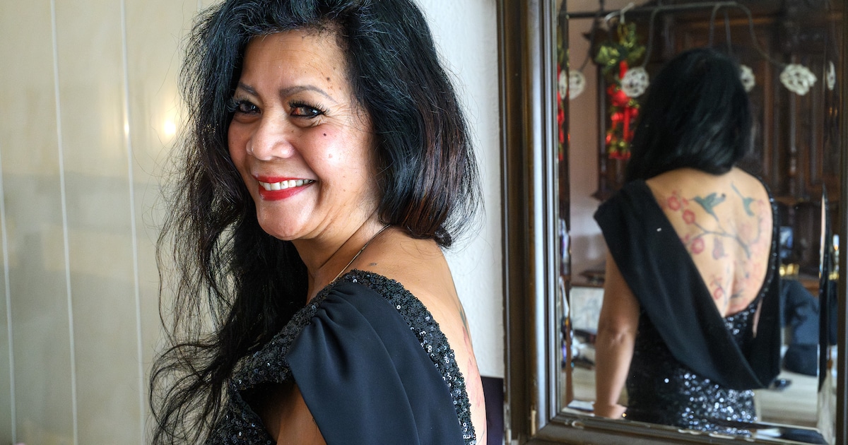 Roosendaalse Priscilla (67) liet bijzondere tattoo zetten in Thailand: 'Ik zie 'm zelf natuurlijk ni