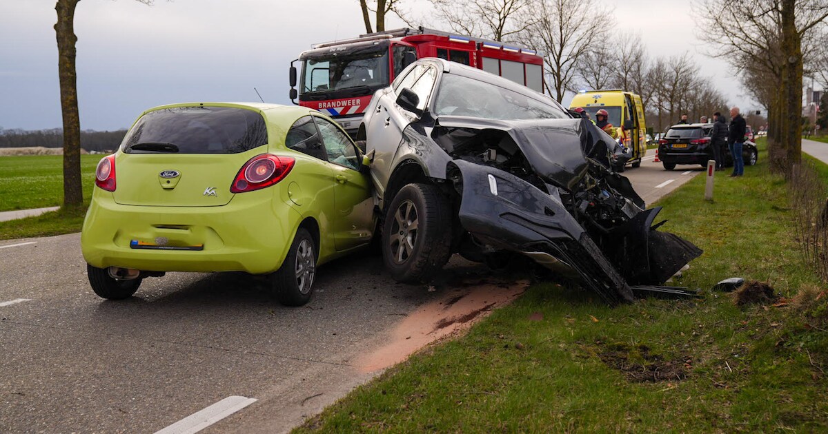 Auto’s botsen frontaal op elkaar in De Rips, twee bestuurders gewond naar ziekenhuis