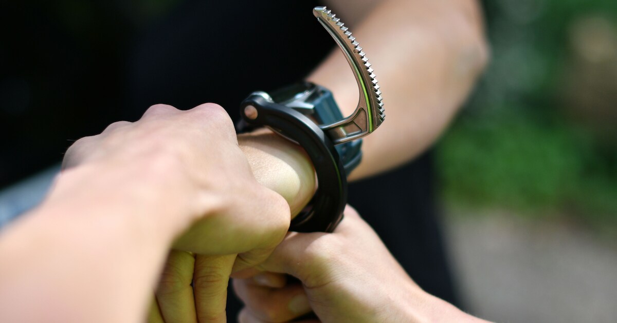 Bredanaar (38) plast arrestantenbus onder en bijt politiemedewerker in ...