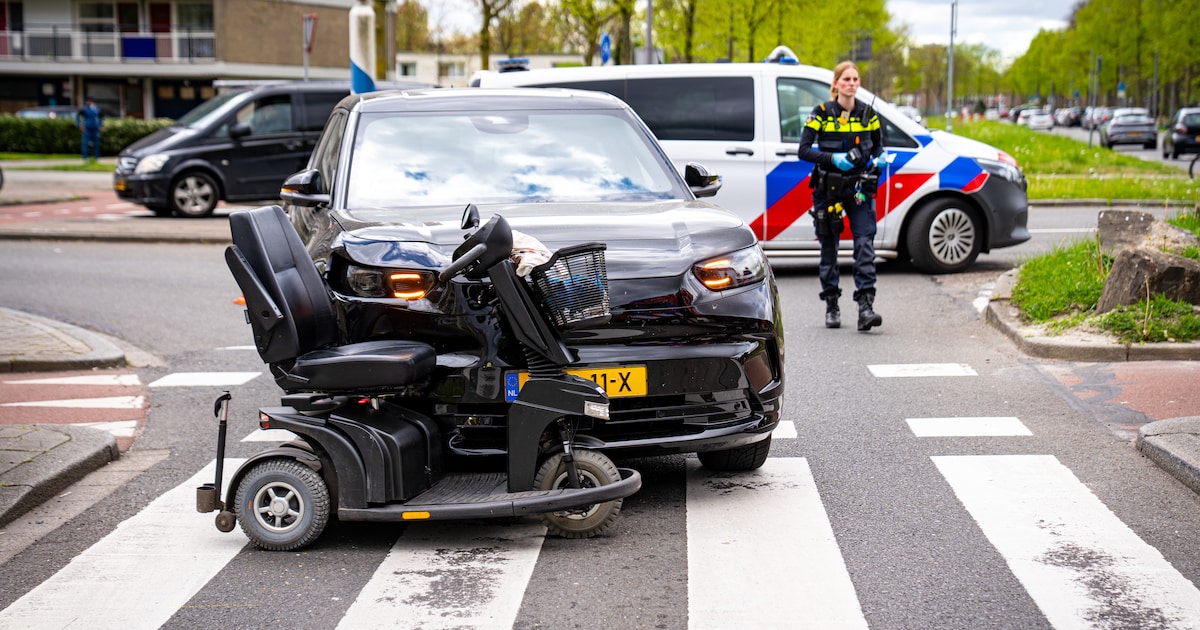 Scootmobieler aangereden op zebrapad in Rotterdam-Charlois