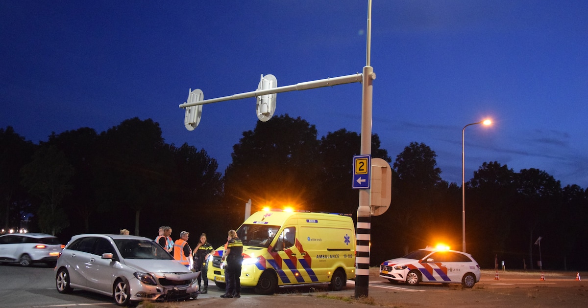 Automobilist onwel en rijdt dwars over kruising bij Zierikzee