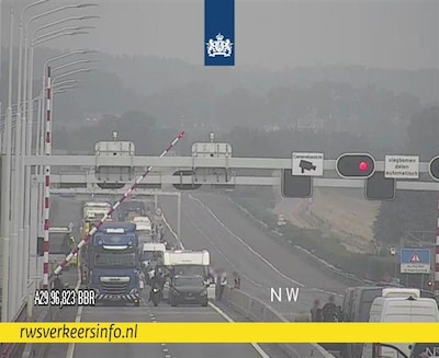 Haringvlietbrug dicht door technische storing, verkeer rijdt om via Moerdijk