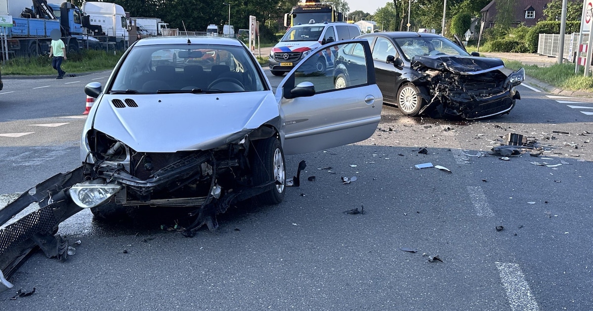 Ravage op kruispunt na botsing tussen twee auto’s in Klein-Zundert, bumpers breken los door klap