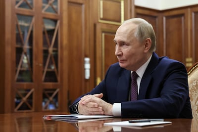 Video van verschrompelde handen Vladimir Poetin wakkert geruchten aan over gezondheid