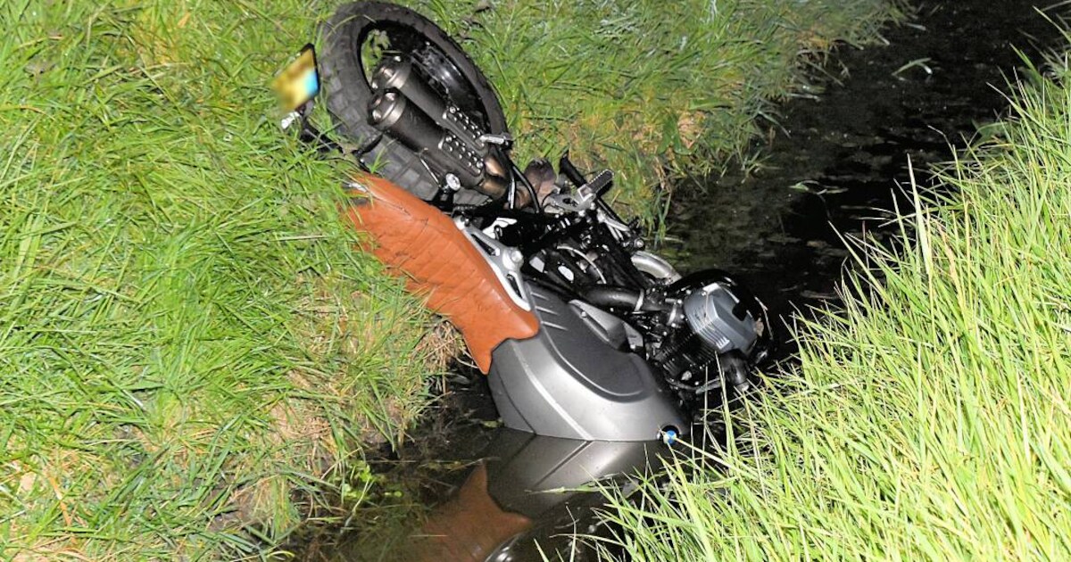 Motorrijder belandt in sloot bij Wolphaartsdijk, houdt er nat pak aan over