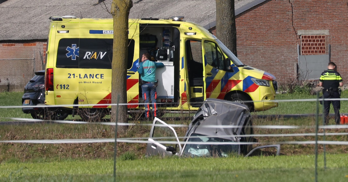 Auto rijdt sloot in bij Volkel: twee ambulances ingezet, file op de weg