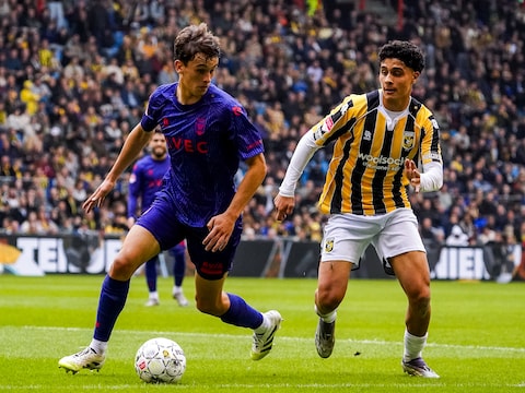 LIVE | Twee wijzigingen en géén Haen bij Willem II, Helmond Sport-aanvoerder Llonch toegezongen door de KingSide