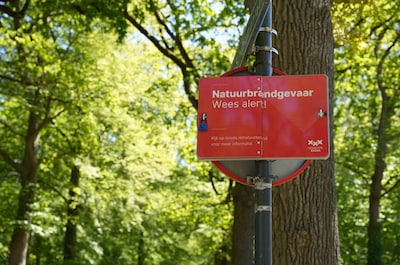 Gemeenten handhaven amper op rookverboden in de natuur, terwijl brandgevaar oploopt