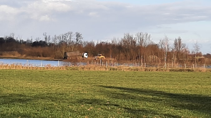 Waarom dumpen vrachtwagens toch steeds zand in deze plas? | Regio | BN ...