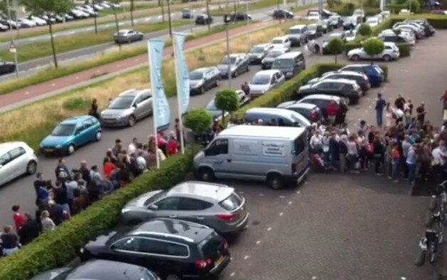 Lange rij bij failliet Kids Factory Breda | Regio | BN DeStem.nl
